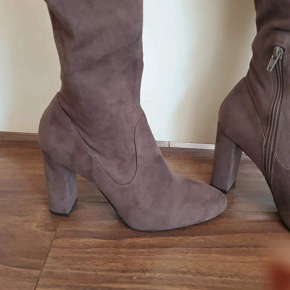 My Delicious Elegant Taupe Suede Knee-High Chunky Heel Women's Boots Size 6.5